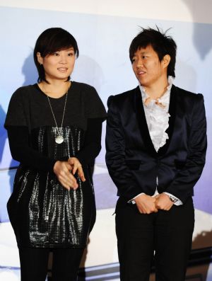 China's Guo Yan (R) and Jiang Huajun of Hong Kong of China react during the draw ceremony for 2009 Tournament of Champions of Table Tennis in Changsha, capital of central China's Hunan Province, Dec. 18, 2009.