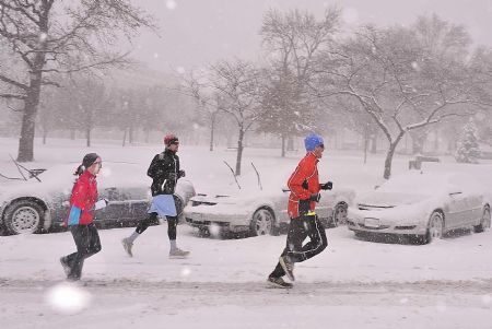 Runners do jogging during a snowstorm blanketing the East Coast in Washington D.C., Dec. 19, 2009. Forecasts called for up to 50 centimetres of snow across the region, including Washington, Baltimore, Philadelphia and reaching up to New York. (Xinhua/Zhang Yan)