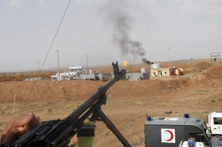 An Iraqi soldier takes up a sentry point overlooking one of Fakka wells near Amara, 300 km (186 miles) southeast of Baghdad, December 19, 2009. 