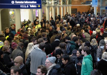 Stranded passengers wait at St Pancras Station in London, capital of Britain, Dec. 19, 2009. More than 2,000 people were trapped for hours inside the Channel Tunnel after four Eurostar trains broke down due to cold weather, according local news reports on Saturday. Eurostar services have been cancelled until noon Saturday and will be severely disrupted at the weekend. Eurostar said the four trains had been moved from the tunnel and passengers were being transferred to England. (Xinhua/Kang Yi)