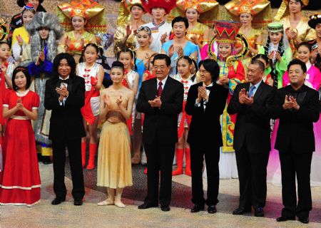 Chinese President Hu Jintao (4th L, front row) joins the chorus to sing the song 'Ode to the Motherland' together with performers during the grand show celebrating the 10th anniversary of Macao's return to the motherland, in Macao Special Administrative Region, south China, Dec. 19, 2009. (Xinhua