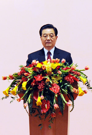 Chinese President Hu Jintao delivers an important speech at the evening dinner held by the Macao Special Administrative Region (SAR) government in Macao SAR in south China on Dec. 19, 2009. (Xinhua/Song Zhenping)i Xueren