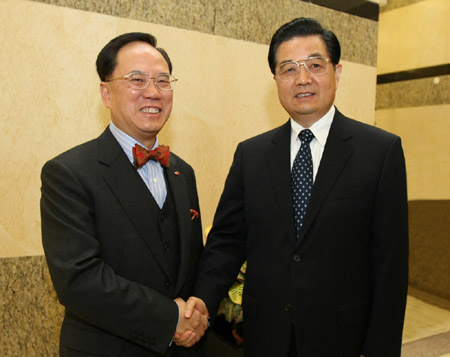 Chinese President Hu Jintao(R) shakes hands with Donald Tsang Yam-kuen, chief executive of the Hong Kong Special Administrative Region (SAR) in Macao SAR in south China on Dec. 19, 2009. (Xinhua)