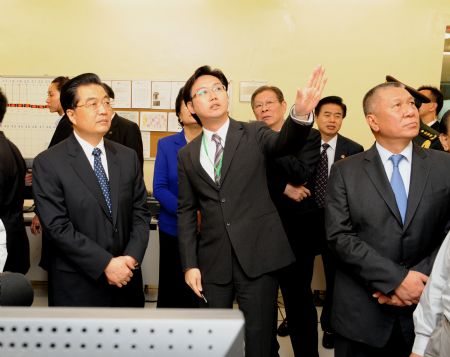 Chinese President Hu Jintao (1st L, front) visits Macao house waste treatment center in Macao Special Administrative Region in south China on Dec. 19, 2009. (Xinhua/Song Zhenping)