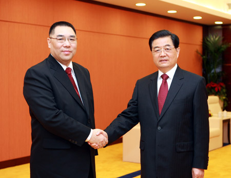 Chinese President Hu Jintao (R) meets with Fernando Chui Sai On, the new chief executive of the Macao Special Administrative Region (SAR), in Macao SAR of south China on Dec. 20, 2009. (Xinhua/Ju Peng