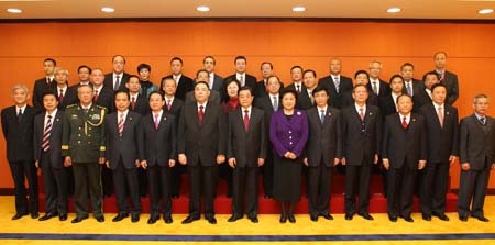 Chinese President Hu Jintao(front C) poses for photos with principal officials of the third-term SAR government and members of Macao's Executive Council in Macao, Dec. 20, 2009. (Xinhua)