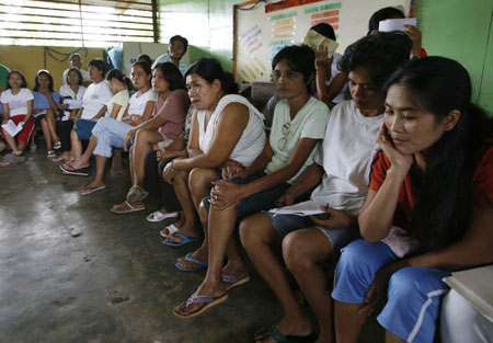 Mayon Volcano evacuees wait for food rations at a temporary shelter for residents living at the slopes of the volcano in Legaspi city, about 500 km (310 miles) south of Manila December 21, 2009. The Philippines raised the alert level around the country&apos;s most active volcano on Sunday, warning of a possible hazardous eruption within days and extending a &apos;no-go zone&apos; up to 10 km (6 miles). [Xinhua/Reuters]