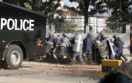 A clash occur between Nepalese police and demonstrators in Kathmandu, capital of Nepal, Dec. 20, 2009. Members of the Unified Communist Party of Nepal (Maoist) (UCPN-M) and their supporters Sunday engaged in violent clashes with riot police, on the first day of the UCPN-M&apos;s three-day nationwide strike. (Xinhua/Bimal Gautam)