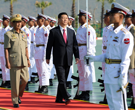 Visiting Chinese Vice President Xi Jinping (C) reviews the honor guard, accompanied by Maung Aye, vice-chairman of Myanmar&apos;s State Peace and Development Council, during a welcoming ceremony held for Xi in Nay Pyi Taw, Myanmar, Dec. 20, 2009.(Xinhua/Ma Zhancheng)