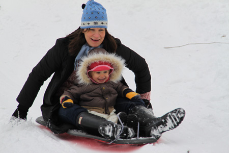 A girl and her mother sledge on snow in the Central Park in New York City, the U.S., Dec. 20, 2009.(Xinhua/Wang Yongkang)