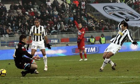 Juventus&apos; Hasan Salihamidzic (R) shoots to score past Catania&apos;s goalkeeper Mariano Andujar during their Italian Serie A soccer match at the Olympic stadium in Turin December 20, 2009.