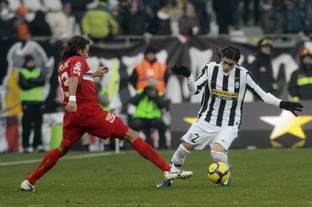 Juventus&apos; Martin Caceres fights for the ball with Catania&apos;s Ciro Capuano during their Italian Serie A soccer match at the Olympic stadium in Turin December 20, 2009.