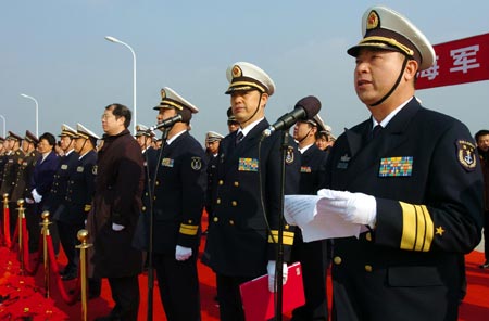 A welcoming ceremony is held in honour of "Zhoushan" and "Xuzhou" warships upon their return to their home port in Zhoushan, Zhejiang Province, Dec. 20, 2009. (Xinhua/Guo Gang)