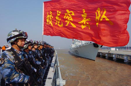 Chinese navy soldiers stand on the deck of "Zhoushan" Warship upon its return to its home port in Zhoushan, Zhejiang Province, Dec. 20, 2009. (Xinhua/Guo Gang)