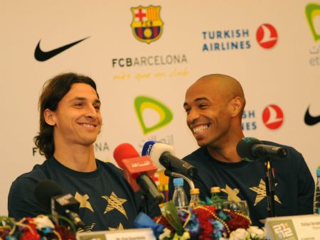 Barcelona&apos;s Zlatan Ibrahimovic (L) and Thierry Henry react during a news conference at Movenpick hotel in Kuwait City December 20, 2009. Barcelona will play Kuwait&apos;s Kazma Sporting Club in a friendly soccer match on Monday.