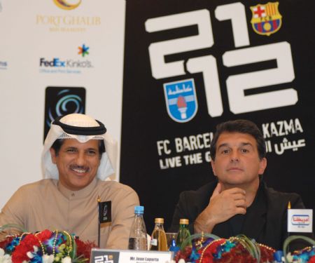 Kazma Sprting Club president Asaad Al-Banwan (L) and Barcelona&apos;s president Joan Laporta attend a news conference at Movenpick hotel in Kuwait City December 20, 2009. Barcelona will play Kuwait&apos;s Kazma Sporting Club in a friendly soccer match on Monday.