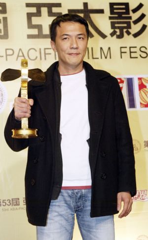 Director Leon Dai of Taiwan Province in southeast China, the winner of the Best Director of the 53rd Asia Pacific Film Festival awards for the film No Peudo Vivir Sin Ti, holds the trophy on the Star Boulevard during the awarding ceremony held at the I-Sho University in Kaoshiung of southeast China&apos;s Taiwan Province on Dec. 19, 2009. The 53rd Asia Pacific Film Festival attracted 58 films from 14 nations and regions who are members of this regional film festival. Some 500 delegates took part in the award-presentation ceremony. (Xinhua)