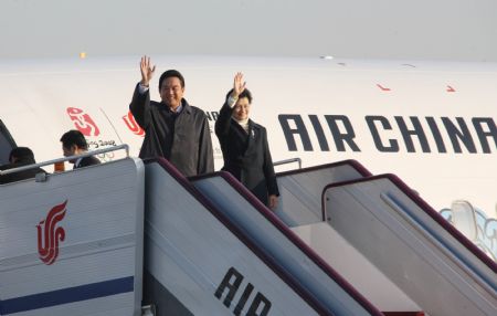 Chen Yunlin (front, L), president of the Chinese mainland's Association for Relations Across the Taiwan Straits (ARATS), and his wife wave to people before leaving for Taiwan, at Beijing airport, China, Dec. 21, 2009. A delegation of ARATS led by Chen Yunlin left Beijing Monday morning for Taiwan for a new round of talks.