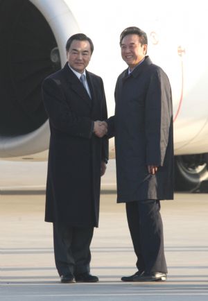 Chen Yunlin (R), president of the Chinese mainland's Association for Relations Across the Taiwan Straits (ARATS), shakes hands with Wang Yi, director of the Taiwan Work Office of the Communist Party of China (CPC) Central Committee, before leaving for Taiwan, at Beijing airport, China, Dec. 21, 2009.(