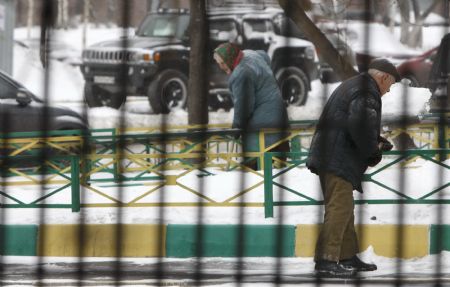 Two men clear snow on a street in Moscow, capital of Russia, Dec. 21, 2009. An overnight snowstorm with a snowfall of over 20 centimeters in some area hit Moscow, causing traffic jams. (Xinhua/Lu Jinbo) 