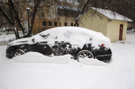 A car is covered with snow in Moscow, capital of Russia, Dec. 21, 2009. An overnight snowstorm with a snowfall of over 20 centimeters in some area hit Moscow, causing traffic jams.(Xinhua/Lu Jinbo) 