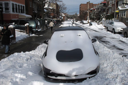 Photo taken on Dec. 20, 2009 shows a snow-covered vehicle in the street of New York, the United States. 