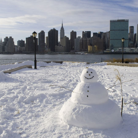 Photo taken on Dec. 20, 2009 shows a snowman in the street of New York, the United States. 