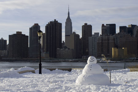 Photo taken on Dec. 20, 2009 shows a snowman in the street of New York, the United States. 