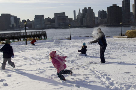 Photo taken on Dec. 20, 2009 shows a snowball fight in the street of New York, the United States. 