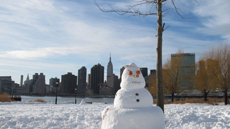 Photo taken on Dec. 20, 2009 shows a snowman in the street of New York, the United States. 