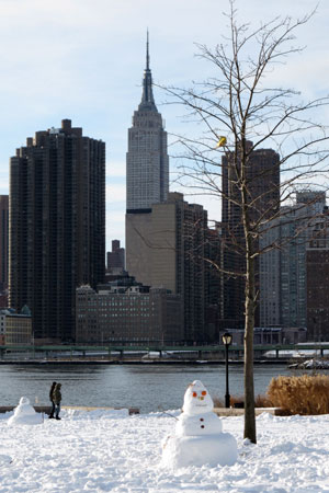 Photo taken on Dec. 20, 2009 shows a snowman in the street of New York, the United States. 