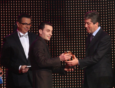 Bulgarian President Georgi Parvanov (R) gives Athlete of the Year 2009 of Bulgaria award to the world champion Detelin Dalakliev(C), world champion of 54kg category in boxing, during the official ceremony under the patronage of Bulgarian President held at the National Theater Ivan Vazov in Sofia, Bulgaria, Dec. 21, 2009.