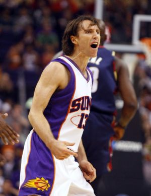 Phoenix Suns&apos; Steve Nash reacts on a call against the Cleveland Cavaliers in the fourth quarter of an NBA basketball game in Phoenix, Arizona, December 21, 2009. Cleveland outplayed Phoenix with 109-91.(Xinhua/Reuters Photo)