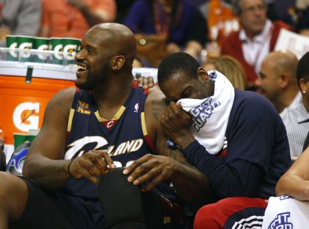 Cleveland Cavaliers&apos; Shaquille O&apos;Neal (L) and J.J. Hickson reacts after defeating the Phoenix Suns in an NBA basketball game in Phoenix, Arizona, December 21, 2009.(Xinhua/Reuters Photo)