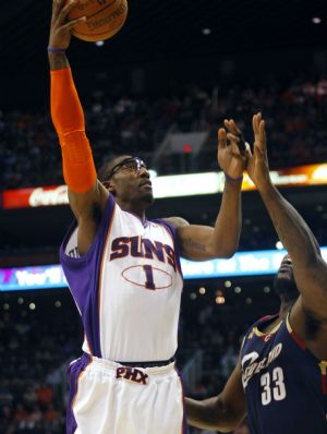 Phoenix Suns&apos; Amare Stoudemire shoots over Cleveland Cavaliers&apos; Shaquille O&apos;Neal in the fourth quarter of an NBA basketball game in Phoenix, Arizona, December 21, 2009.(Xinhua/Reuters Photo)