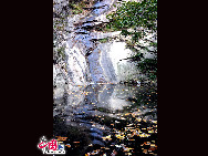 Located at 111 State Road, east of the Huangtuliang Town, 26 kilometers away from Huairou District, with the name of 'Back Garden of Beijing', Tianchi Canyon is a scenic spot with the lush forests, clear water, fresh air and stunning scenery. Mountains of over 1,000 square meters of 'Tianchi' reduces noise resulting in clear water. [Photo by YZ]  