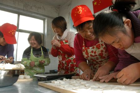 Students make dumplings with volunteers at Xingtai Special Education School in Xingtai of north China&apos;s Hebei Province, Dec. 22, 2009. 2009.(Xinhua/Huang Tao)