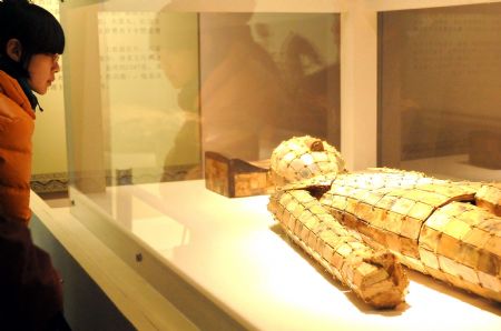 A visitor views an exhibit during the national treasure exhibition, organized by the National Museum of China, in Hangzhou, capital of east China&apos;s Zhejiang Province, Dec. 22, 2009.(Xinhua/Zhu Yinwei)