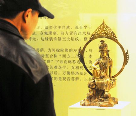 A visitor views an exhibit during the national treasure exhibition, organized by the National Museum of China, in Hangzhou, capital of east China&apos;s Zhejiang Province, Dec. 22, 2009.(Xinhua/Zhu Yinwei)