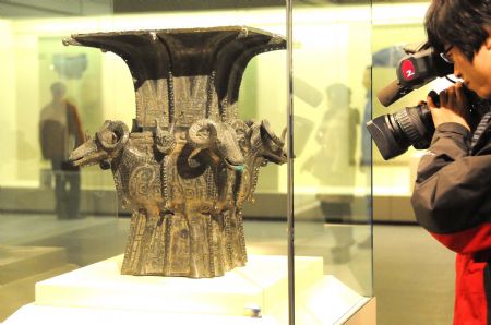 A visitor takes photos of an exhibit during the national treasure exhibition, organized by the National Museum of China, in Hangzhou, capital of east China&apos;s Zhejiang Province, Dec. 22, 2009.(Xinhua/Zhu Yinwei)