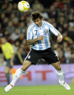 Argentina&apos;s Ezequiel Lavezzi heads the ball during a friendly soccer match against Catalunya at Camp Nou stadium in Barcelona December 22, 2009.