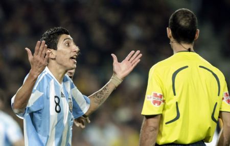 Argentina&apos;s Angel Di Maria (L) argues with referee Alfonso Alvarez during a friendly soccer match against Catalunya at Camp Nou stadium in Barcelona December 22, 2009. 