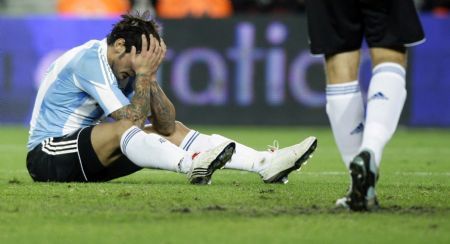 Argentina&apos;s Ezequiel Lavezzi reacts during a friendly soccer match against Catalunya at Camp Nou stadium in Barcelona December 22, 2009.