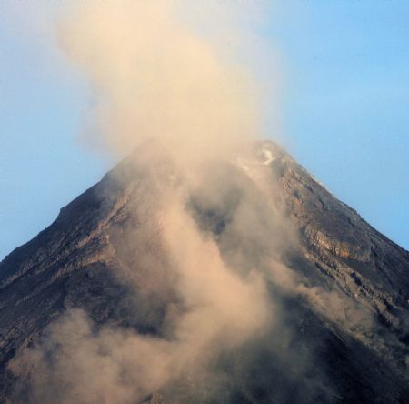 Mayon volcano spews ash as lava cascades down its slopes during an ash explosion in Legazpi city, 500 km (310 miles) south of Manila December 18, 2009. Soldiers and police will forcibly evacuate thousands of residents who refused to leave their farms near the Mayon volcano in Albay province, government officials said on Thursday. 