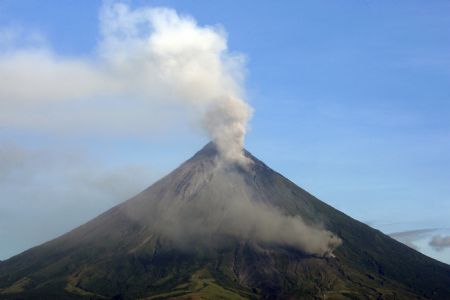 Mayon volcano spews ash as lava cascades down its slopes during an ash explosion in Legazpi city, 500 km (310 miles) south of Manila December 18, 2009. Soldiers and police will forcibly evacuate thousands of residents who refused to leave their farms near the Mayon volcano in Albay province, government officials said on Thursday. 