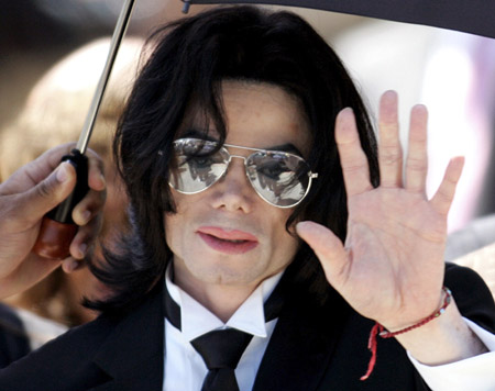 Pop star Michael Jackson waves to supporters as he leaves the Santa Barbara County Courthouse after he was found not guilty in Santa Maria, California in this June 13, 2005 file photo. Jackson died from a lethal dose of the powerful anesthetic propofol given in a cocktail of drugs, leading authorities to suspect his doctor of manslaughter, court documents showed on August 24, 2009.