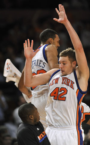 New York Knicks guard Nate Robinson, forward Jared Jeffries (C) and center David Lee (42) celebrate after he scored against the Chicago Bulls in the fourth quarter of their NBA basketball game at Madison Square Garden in New York, December 22, 2009. 