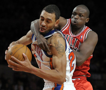 Chicago Bulls forward Luol Deng fouls New York Knicks forward Jared Jeffries (L) after he recovered a rebound in the fourth quarter of their NBA basketball game at Madison Square Garden in New York December 22, 2009.
