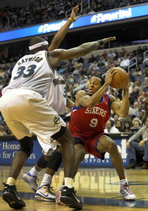 Brendan Haywood (L) of Washington Wizards blocks the attack of Andre Iguodala of Philadelphia 76ers with his teammate Caron Butler (C) during their NBA game at Verizon Center, Washington, DC, Dec.22, 2009.