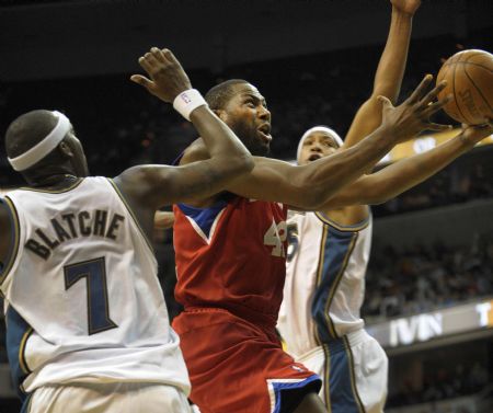 Elton Brand (C) of Philadelphia 76ers goes for the basket during the NBA game against Washington Wizards at Verizon Center, Washington, DC, Dec.22, 2009. 